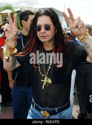 Montreal, Kanada. 15. Juni 2003. (Dpa) - Der US-Rockstar Ozzy Osbourne (54) formen seine Finger zu Frieden Zeichen an der kanadischen Formel 1 Grand Prix auf dem Circuit GillesVilleneuve in Montreal, Kanada, 15. Juni 2003. Deutsche Formel-1-Weltmeister Michael Schumacher gewinnt das Rennen, und führt in der Gesamtwertung bis zu der Weltmeisterschaft. | Verwendung der weltweiten Kredit: dpa/Alamy leben Nachrichten Stockfoto