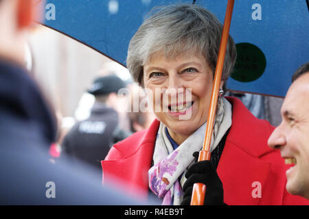 Royal Welsh Showground, Builth Wells, Powys, Wales - Dienstag, 27. November 2018 - Ministerpräsident Theresa May Besuche der Royal Welsh Winter Fair im Regen, als sie ihre Tour durch das VEREINIGTE KÖNIGREICH beginnt ihre Brexit deal für die Öffentlichkeit über Großbritannien zu verkaufen - Credit: Steven Mai/Alamy leben Nachrichten Stockfoto