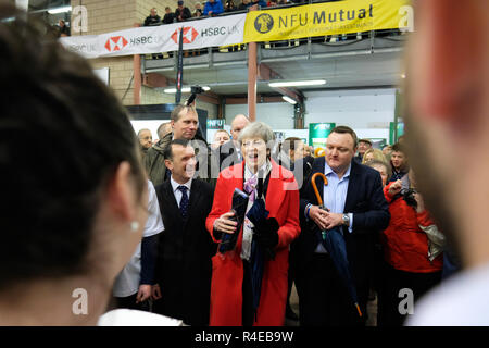 Royal Welsh Showground, Builth Wells, Powys, Wales - Dienstag, 27. November 2018 - Ministerpräsident Theresa May genießt ein Lachen auf der Royal Welsh Winter Fair, als sie ihre Tour durch das VEREINIGTE KÖNIGREICH beginnt ihre Brexit deal für die Öffentlichkeit über Großbritannien zu verkaufen - Credit: Steven Mai/Alamy leben Nachrichten Stockfoto