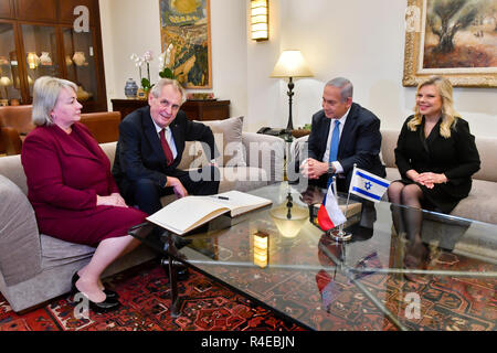 Jeruzalem, Israel. 27 Nov, 2018. Der tschechische Präsident Milos Zeman (2. von links) und seine Frau Ivana Zemanova (links) Treffen der israelische Ministerpräsident Benjamin Netanjahu (2. von rechts) und seine Frau Sara Netanjahu (rechts) in Jerusalem, Israel, am 27. November 2018. Quelle: Vit Simanek/CTK Photo/Alamy leben Nachrichten Stockfoto