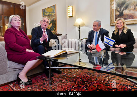 Jeruzalem, Israel. 27 Nov, 2018. Der tschechische Präsident Milos Zeman (2. von links) und seine Frau Ivana Zemanova (links) Treffen der israelische Ministerpräsident Benjamin Netanjahu (2. von rechts) und seine Frau Sara Netanjahu (rechts) in Jerusalem, Israel, am 27. November 2018. Quelle: Vit Simanek/CTK Photo/Alamy leben Nachrichten Stockfoto