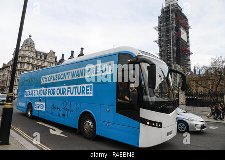 London, Großbritannien. 27. Nov 2018. Anti Brexit Bus gegenüber dem Parlamentsgebäude. Credit: Claire Doherty/Alamy leben Nachrichten Stockfoto