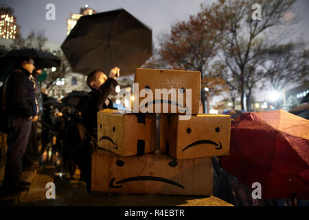 (181127) - NEW YORK, November 27, 2018 (Xinhua) - Leute sorgen ein anti-Amazon Rallye in Long Island City, New York, USA, November 26, 2018. Hunderte von New Yorkern braved schwere Regenfälle und in der Long Island City Nachbarschaft am Montag Abend hier versammelt, um e-commerce Giant's Amazon Ankündigung der Lokalisierung ein zweites Hauptquartier (HQ 2) Hier protestieren. (Xinhua / Wang Ying) (zwx) Stockfoto
