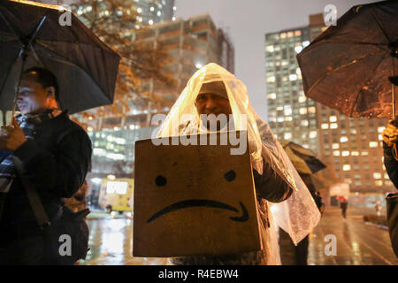 (181127) - NEW YORK, November 27, 2018 (Xinhua) - Leute sorgen ein anti-Amazon Rallye in Long Island City, New York, USA, November 26, 2018. Hunderte von New Yorkern braved schwere Regenfälle und in der Long Island City Nachbarschaft am Montag Abend hier versammelt, um e-commerce Giant's Amazon Ankündigung der Lokalisierung ein zweites Hauptquartier (HQ 2) Hier protestieren. (Xinhua / Wang Ying) (zwx) Stockfoto