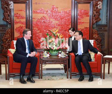 Peking, China. 27 Nov, 2018. Chinesische Ministerpräsident Li Keqiang (R) trifft mit dem ehemaligen britischen Premierminister David Cameron in Peking, der Hauptstadt von China, Nov. 27, 2018. Credit: Pang Xinglei/Xinhua/Alamy leben Nachrichten Stockfoto