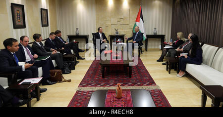 Ramallah, West Bank, Palästina. 27 Nov, 2018. Dem palästinensischen Ministerpräsidenten Rami Hamdallah erfüllt mit der Britischen Internationalen Handel Sekretär Liam Fox, in der West Bank Stadt Ramallah am 27. November 2018 Credit: Prime Minister Office/APA-Images/ZUMA Draht/Alamy leben Nachrichten Stockfoto