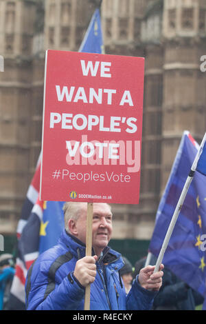 London, Großbritannien. 27. November 2018. Pro EU-Demonstranten von sodem, Stand der Missachtung der Europäischen Bewegung weiterhin ihren Protest außerhalb des Parlaments ein Volk der Abstimmung als Premierminister Theresa May begibt sich auf eine 2-wöchigen Tour durch Großbritannien Ihr Brexit Abkommen Abkommen über den von den 27 Staats- und Regierungschefs der Europäischen Union die ratifiziert wurde: Amer ghazzal/Alamy Leben Nachrichten zu verkaufen bedarf Stockfoto