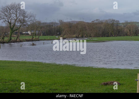 Skibbereen, West Cork, Irland, 27. November 2018. Die Übernachtung sintflutartige Regenfälle verursacht den Fluss Kaiser über Skibbereen seine Banken zu platzen. So weit die neue Hochwasserschutz für die Stadt arbeiten, aber mehr Regen kann Sie auf eine harte Probe gestellt. Credit: aphperspective/Alamy leben Nachrichten Stockfoto