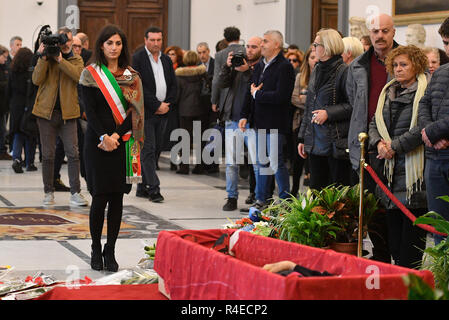 Foto Fabrizio Corradetti/LaPresse 27 Novembre 2018 Roma, Italia Cronaca Campidoglio Sala Protomoteca Kamera ardente di Bernando Bertolucci Nella Foto: Virginia Raggi Foto Fabrizio Corradetti/LaPresse February 27th, 2018 Rom, Italien Campidoglio Sala Protomoteca, brennende Zimmer von Bernardo Bertolucci in der Foto: Virginia Raggi Stockfoto