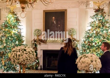 First Lady der USA Melania Trump Bewertungen eine Anzeige der Weihnachtsbäume Teil der 2018 das Weiße Haus Weihnachtsschmuck im Weißen Haus November 26, 2018, Washington, DC vorgestellt. Die Einrichtung war von der ersten Dame Melania Trump entworfen und unter dem Motto "American Schätze." Stockfoto