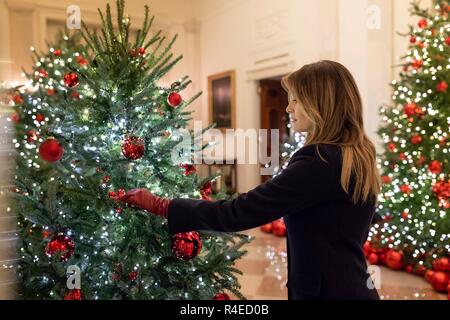 First Lady der USA Melania Trump Bewertungen eine Anzeige der Weihnachtsbäume Teil der 2018 das Weiße Haus Weihnachtsschmuck im Weißen Haus November 26, 2018, Washington, DC vorgestellt. Die Einrichtung war von der ersten Dame Melania Trump entworfen und unter dem Motto "American Schätze." Stockfoto