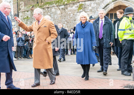 Ely, Cambridgeshire, Großbritannien. 27. Nov 2018. Der Prinz von Wales und die Herzogin von Cornwall besuch Ely Märkte, treffen Standbesitzer und über die Initiativen der Stadt hören single use Kunststoff und zur Bekämpfung der Obdachlosigkeit zu reduzieren. Der Markt hat seit über 800 Jahren und die Märkte Team haben Auszeichnungen für nachhaltige lokale Einkaufsmöglichkeiten und ihre Mission zur Verringerung der single-use Kunststoff auf dem Markt gewonnen. Kredit Julian Eales/Alamy leben Nachrichten Stockfoto