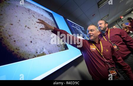 Tom Hoffman, Insight Manager, NASA JPL reagiert auf das erste Bild vom Mars InSight lander kurz nach Bestätigung einer erfolgreichen Touch Down auf der Oberfläche des Mars am 26 November, 2018 innerhalb der Mission Support Bereich des Jet Propulsion Laboratory in Pasadena, Kalifornien gesehen zu werden. Einsicht, kurz für innere Auseinandersetzung mit seismischen Untersuchungen, Geodäsie und Wärmetransport, ist ein Mars lander, die den inneren Raum des Mars zu studieren. Stockfoto