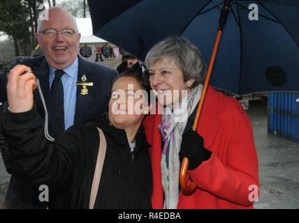 Llanelwedd, Builth Gut, Wales, Großbritannien, 27. November 2018 der britische Premierminister Theresa kann eine "138623" von einem Fan von ihr auf der Royal Welsh Winter Fair Builth Wells, Powys, Wales. UK Credit: Andrew Compton/Alamy leben Nachrichten Stockfoto