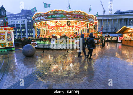 Birmingham, Großbritannien. 27. November 2018. Eine späte regnerischen Nachmittag macht die normalerweise besetzt Birmingham Deutscher Weihnachtsmarkt zu einem Reinfall. Peter Lopeman/Alamy leben Nachrichten Stockfoto