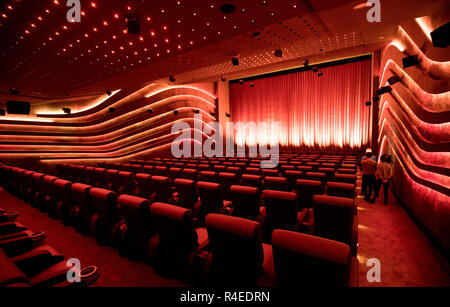 Hamburg, Deutschland. 27 Nov, 2018. Eine Lichtstimmung im "Astor 1' Halle während einer Presse Tour vor der Eröffnung der Astor Film Lounge. Das neue Kino mit drei ultra-modernen Kinos in der Hafencity wird am 29. November 2018 Mit einer feierlichen Zeremonie eröffnet. Credit: Christian Charisius/dpa/Alamy leben Nachrichten Stockfoto