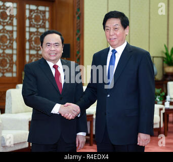 Peking, China. 27 Nov, 2018. Li Zhanshu (R), der Vorsitzende des Nationalen Volkskongresses (NVK) Ständiger Ausschuss, trifft sich mit dem Präsidenten der Vietnam vaterländischen Front (VFF) Zentrale Ausschuss Tran Thanh Mann in Peking, der Hauptstadt von China, Nov. 27, 2018. Credit: Zhang Ling/Xinhua/Alamy leben Nachrichten Stockfoto