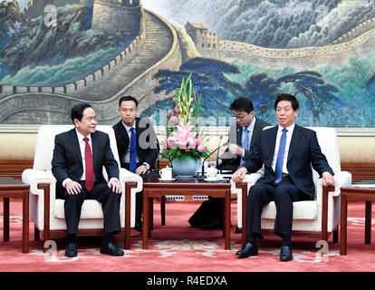 Peking, China. 27 Nov, 2018. Li Zhanshu (R), der Vorsitzende des Nationalen Volkskongresses (NVK) Ständiger Ausschuss, trifft sich mit dem Präsidenten der Vietnam vaterländischen Front (VFF) Zentrale Ausschuss Tran Thanh Mann in Peking, der Hauptstadt von China, Nov. 27, 2018. Credit: Zhang Ling/Xinhua/Alamy leben Nachrichten Stockfoto