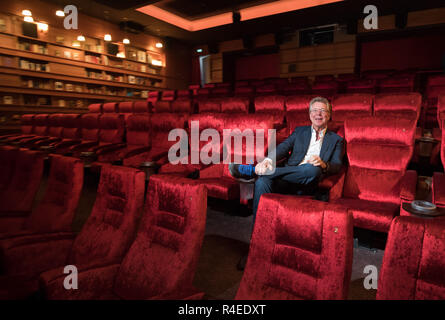 27. November 2018, Hamburg: Hans-Joachim Flebbe, Gründer der Astor Film Kette, sitzt im club Kino während einer Presse Tour vor der Eröffnung der Astor Film Lounge. Das neue Kino mit drei ultra-modernen Kinos in der Hafencity wird am 29. November 2018 Mit einer feierlichen Zeremonie eröffnet. Foto: Christian Charisius/dpa Stockfoto