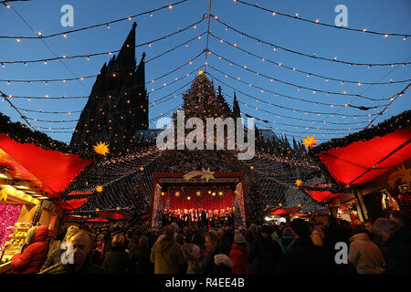 30 Oktober 2018, Nordrhein-Westfalen, Köln: Besucher Spaziergang über den Weihnachtsmarkt vor dem Dom. Foto: Oliver Berg/dpa Stockfoto