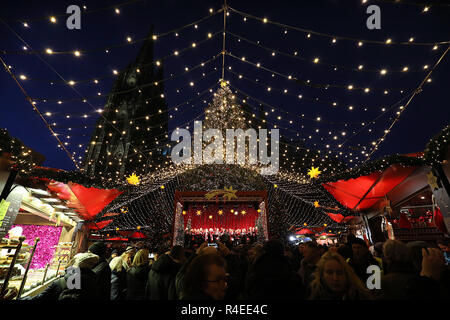 30 Oktober 2018, Nordrhein-Westfalen, Köln: Besucher Spaziergang über den Weihnachtsmarkt vor dem Dom. Foto: Oliver Berg/dpa Stockfoto