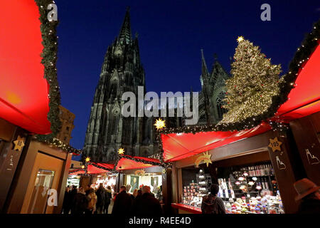 30 Oktober 2018, Nordrhein-Westfalen, Köln: Besucher Spaziergang über den Weihnachtsmarkt vor dem Dom. Foto: Oliver Berg/dpa Stockfoto
