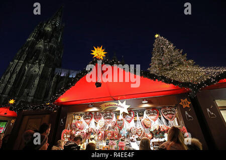 30 Oktober 2018, Nordrhein-Westfalen, Köln: Besucher Spaziergang über den Weihnachtsmarkt vor dem Dom. Foto: Oliver Berg/dpa Stockfoto
