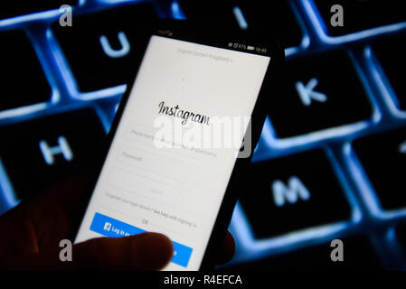 Krakau, Polen. 27 Nov, 2018. Instagram App ist auf ein Android Mobiltelefon gesehen. Credit: Omar Marques/SOPA Images/ZUMA Draht/Alamy leben Nachrichten Stockfoto