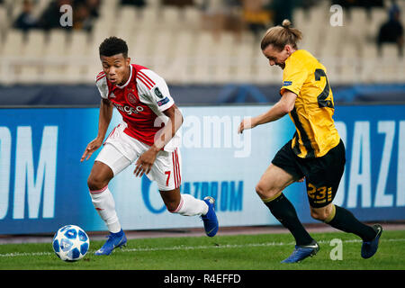 Athen, Griechenland. 27. November 2018. Athen, Olympia Stadion, AEK Athen FC-Ajax, Fussball, Champions League, Saison 2018-2019, 27-11-2018, Ajax-Spieler David Neres (L) und AEK Athen Spieler Niklas Hult (R) während dem Spiel AEK Athen - Ajax. Credit: Pro Schüsse/Alamy leben Nachrichten Stockfoto