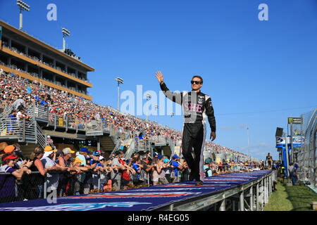 Homestead, Fla, USA. 18 Nov, 2018. JJ Yeley, Fahrer des (23) Sie trinken Unternehmen Ford, Wellen, die auf die Masse während der Eröffnungsfeier der Monster Energy NASCAR Cup Series Ford EcoBoost 400 Meisterschaft auf dem Homestead-Miami Speedway in Homestead, Fla. Mario Houben/CSM/Alamy leben Nachrichten Stockfoto