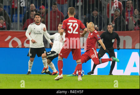 München, Deutschland. München, Deutschland. 27 Nov, 2018. Ziel 1-0 durch Torwart Arjen Robben (FCB)/r. GES/fussball/UEFA Champions League: FC Bayern München - Benfica Lissabon, 27.11.2018 Fußball: UEFA Champions League: Bayern München gegen Benfica Lissabon, 27. November 2018 | Verwendung der weltweiten Kredit: dpa/Alamy Leben Nachrichten Quelle: dpa Picture alliance/Alamy leben Nachrichten Stockfoto