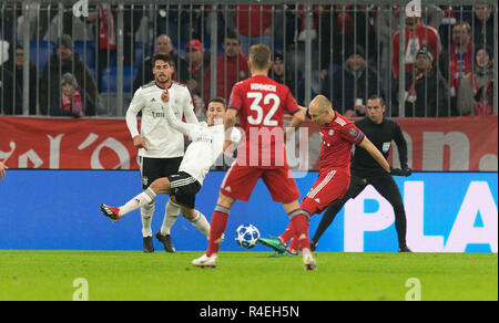 München, Deutschland. München, Deutschland. 27 Nov, 2018. Ziel 1-0 durch Torwart Arjen Robben (FCB)/r. GES/fussball/UEFA Champions League: FC Bayern München - Benfica Lissabon, 27.11.2018 Fußball: UEFA Champions League: Bayern München gegen Benfica Lissabon, 27. November 2018 | Verwendung der weltweiten Kredit: dpa/Alamy Leben Nachrichten Quelle: dpa Picture alliance/Alamy leben Nachrichten Stockfoto