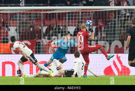 München, Deutschland. München, Deutschland. 27 Nov, 2018. Ziel bis 2-0 von Arjen Robben (FCB) GES/fussball/UEFA Champions League: FC Bayern München - Benfica Lissabon, 27.11.2018 Fußball: UEFA Champions League: Bayern München gegen Benfica Lissabon, München, 27. November 2018 | Verwendung der weltweiten Kredit: dpa/Alamy Leben Nachrichten Quelle: dpa Picture alliance/Alamy leben Nachrichten Stockfoto