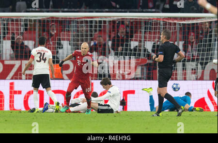 München, Deutschland. München, Deutschland. 27 Nov, 2018. goaljubel bis 2-0 von Arjen Robben (FCB) GES/fussball/UEFA Champions League: FC Bayern München - Benfica Lissabon, 27.11.2018 Fußball: UEFA Champions League: Bayern München gegen Benfica Lissabon, München, 27. November 2018 | Verwendung der weltweiten Kredit: dpa/Alamy Leben Nachrichten Quelle: dpa Picture alliance/Alamy leben Nachrichten Stockfoto