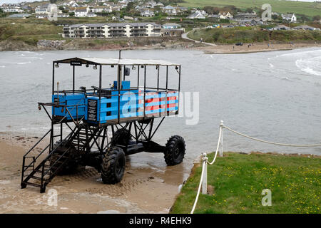 Das Meer Traktor, das Besucher Transporte zu und von Bigbury-on-Sea und die Burgh Island Hotel. Stockfoto