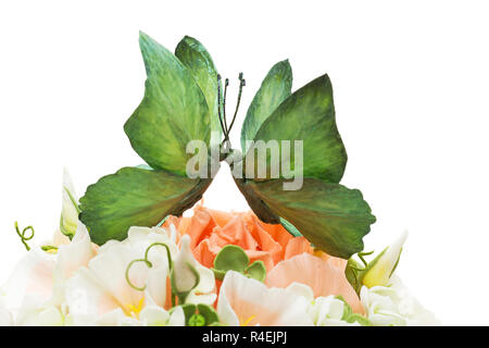 Hochzeitstorte, geschmückt mit Blumen und Schmetterling. Stockfoto