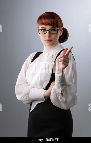 Junge Frau erhobener Finger Stockfoto