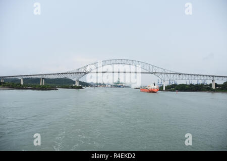 Blick von der pazifischen Seite die Brücke von Nord- und überspannt die Einfahrt zum Panama-kanal. Stockfoto