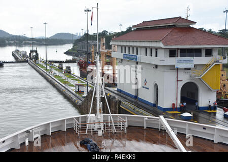 Miraflores Schleusen Gebäude. Panamakanal. Blick vom Schiff Stockfoto