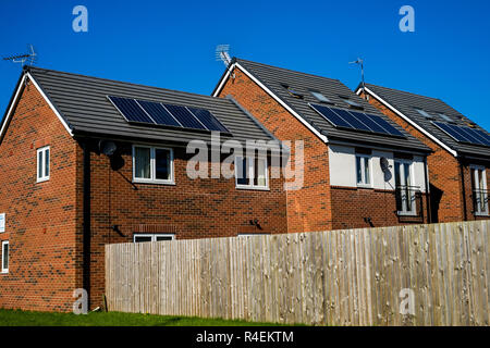 Solar Energy Smart Home System mit elektrischem Sonnenkollektoren auf dem Dach in Großbritannien Stockfoto