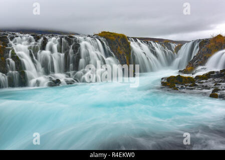 Bruarfoss (Brücke fallen), ist ein Wasserfall auf dem Fluss Bruara, im Süden Islands, wo eine Reihe von kleinen runlets Wasser läuft in einem schönen, türkis-blauen Pool. Stockfoto