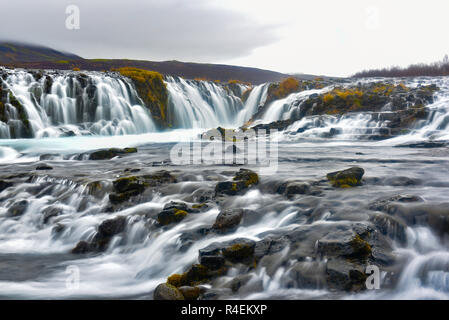 Bruarfoss (Brücke fallen), ist ein Wasserfall auf dem Fluss Bruara, im Süden Islands, wo eine Reihe von kleinen runlets Wasser läuft in einem schönen, türkis-blauen Pool. Stockfoto