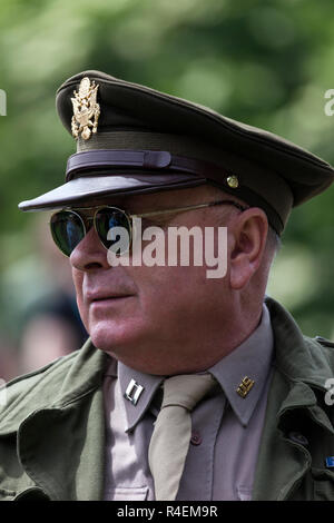 Militärische Re-Enactor das Tragen eines US Kapitän Uniform, Barnard Castle, 1940 Wochenende 2018 Stockfoto