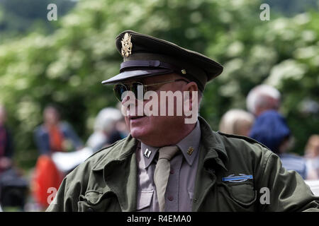 Militärische Re-Enactor das Tragen eines US Kapitän Uniform, Barnard Castle, 1940 Wochenende 2018 Stockfoto