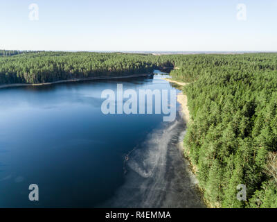 Antenne Drone Foto eines teilweise zugefrorenen See in einer verschneiten Frühjahr Stockfoto