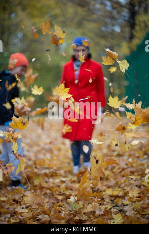 Frau Fuß in den Park mit ihrem Sohn im Herbst, Russland Stockfoto