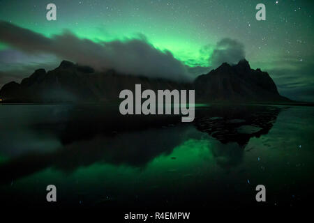 Aurora Borealis über Vestrahorn, Stokksnes, südöstliche Island Stockfoto