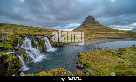 Bewölkt Sonnenaufgang am Kirkjufellsfoss, Island Stockfoto