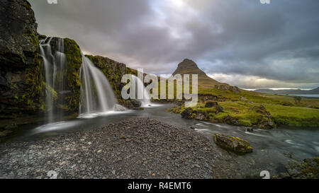 Bewölkt Sonnenaufgang am Kirkjufellsfoss, Island Stockfoto