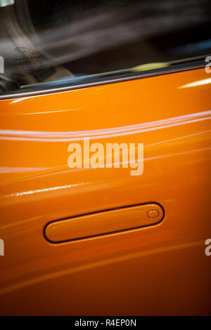 Orange auto Türgriff Stockfoto